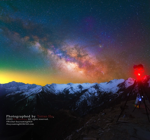 夜空中的星星和远处的山