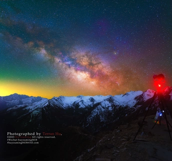 夜空中的星星和远处的山