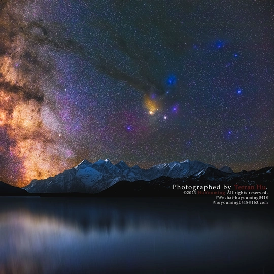 夜晚有山丘和星空的湖