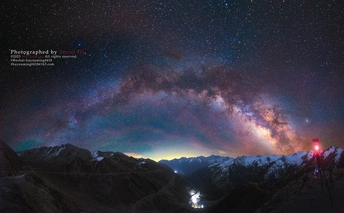 在山间度过一个夜晚 星空璀璨。