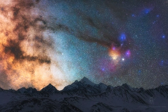 夜晚的山脉上有星星在天空中