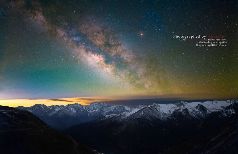 夜空中mountains和stars