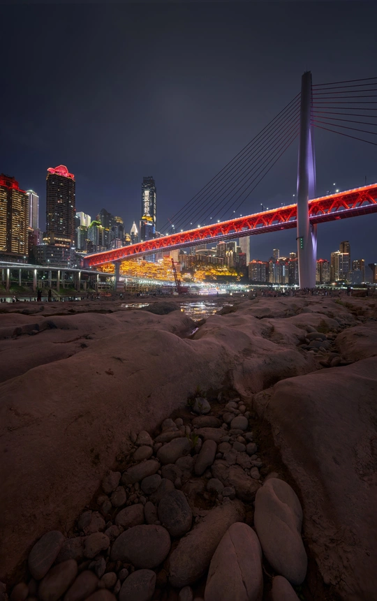 夜晚跨水体上的城市