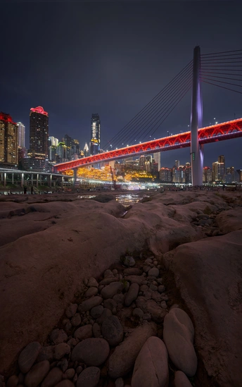 夜晚跨水体上的城市