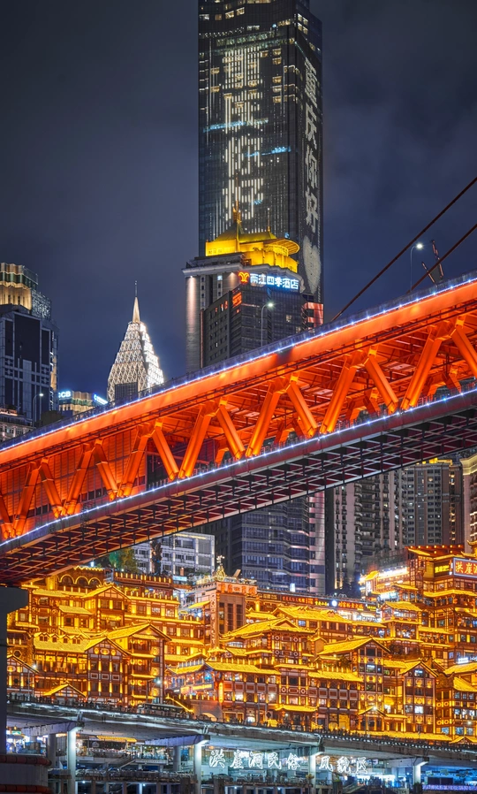 城市夜晚中的跨河大桥 天线上高耸的摩天大楼。