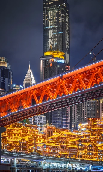 城市夜晚中的跨河大桥 天线上高耸的摩天大楼。