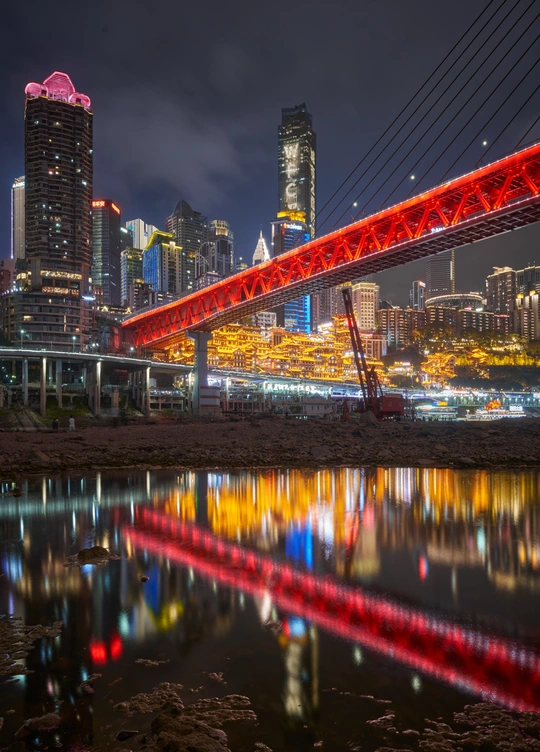 夜晚的城市 天际线被点亮 水上有一座桥。