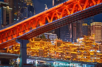 城市夜晚跨河大桥