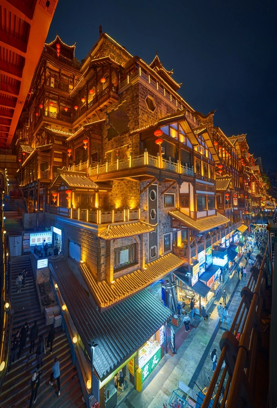 夜晚照亮的老镇