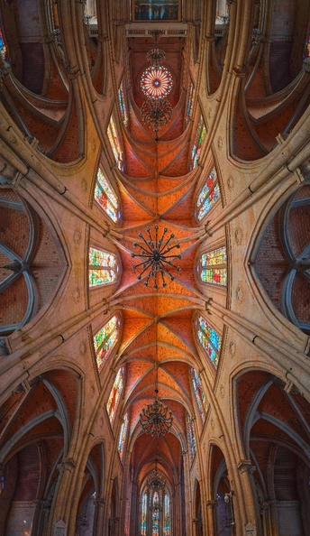 教堂内部带有彩色玻璃窗