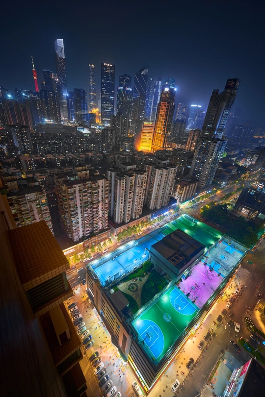 夜晚的城市照片 高层建筑的轮廓被点亮 中间有一个游泳池。