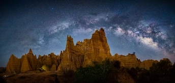 夜晚的山峰上有星星