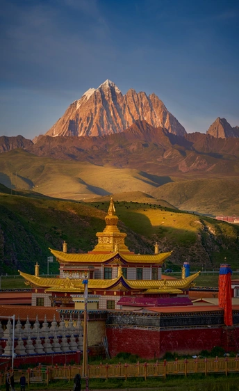 日落时的一座金色寺庙 背景是山脉