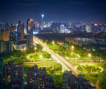 夜晚的城市 天际线被点亮了。