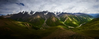 绿色山丘和山脉的景观 有云