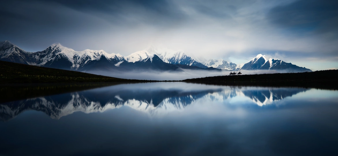 背景是山脉的宁静湖泊和蓝天白云