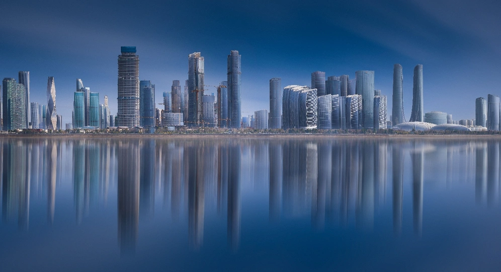 前景中有高耸的摩天大楼的城市天际线照片