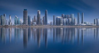 前景中有高耸的摩天大楼的城市天际线照片