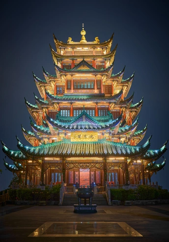 夜晚的中国寺庙 塔楼被点亮 呈现出夜景。