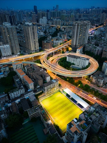 夜晚城市 aerial view with light traffic