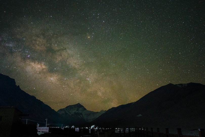 夜晚的山脉上有星星在天空中