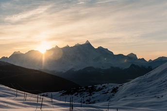 夕阳或日出时 阳光照耀在白雪皑皑的山脉上。