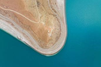 浅水沙滩的空中视角