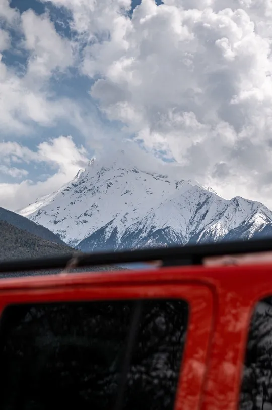 从一辆红色卡车或汽车的窗户看到的雪山景色