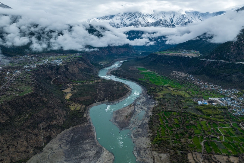 山谷中的河流和山脉背景