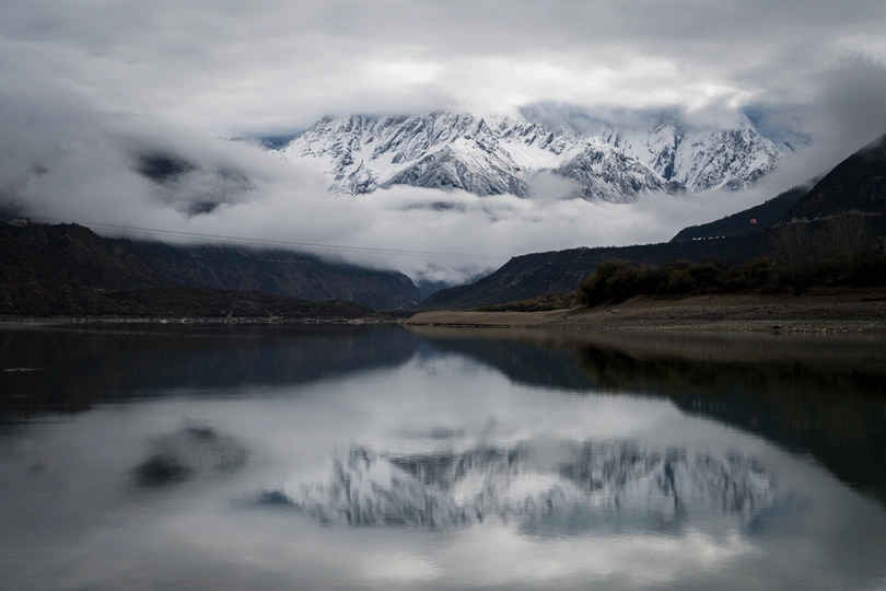 雪山上白云映照在湖中
