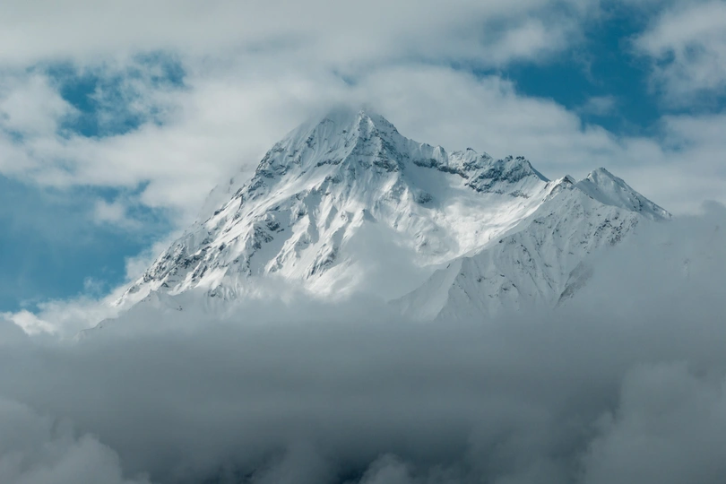云中的一个雪峰 配以蓝天