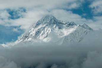 云中的一个雪峰 配以蓝天