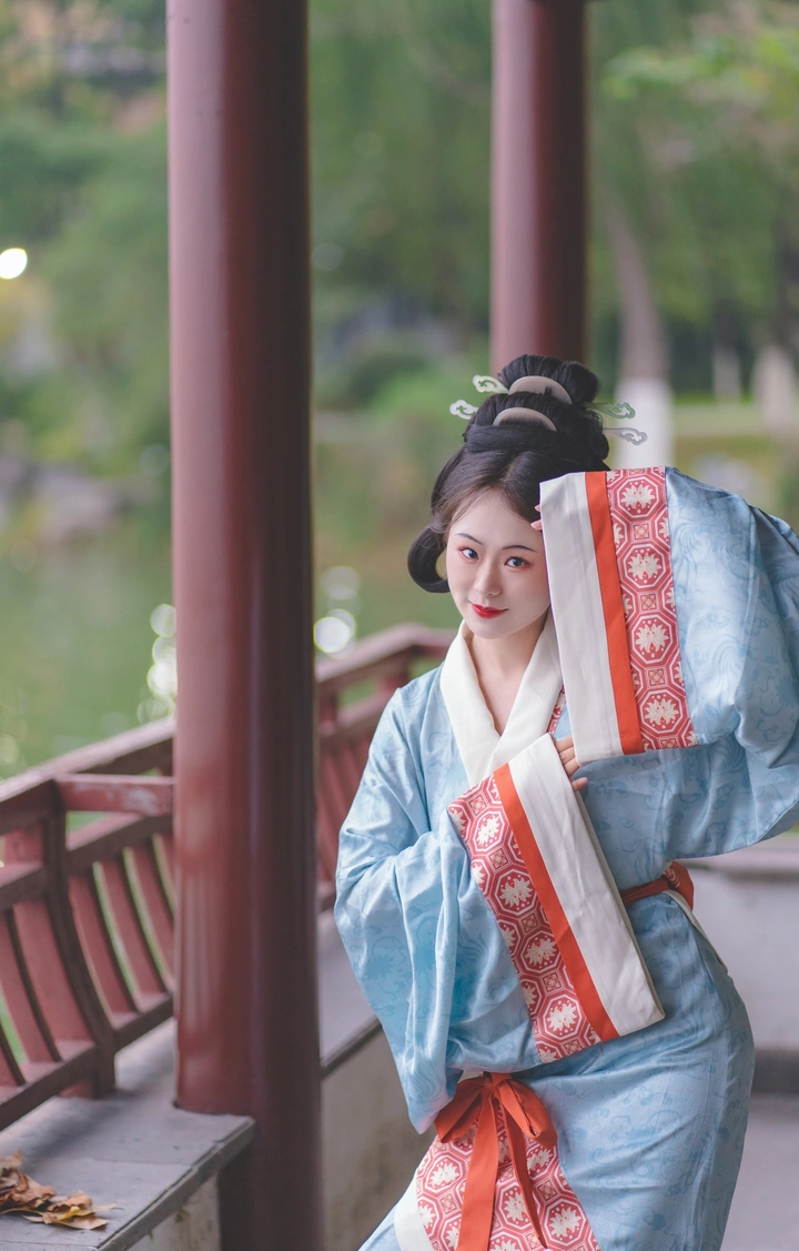 汉服曲裾
