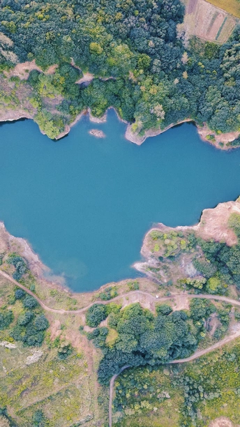湖泊环绕的水体 aerial view