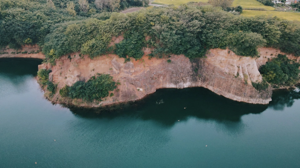湖中的岛屿被悬崖环绕