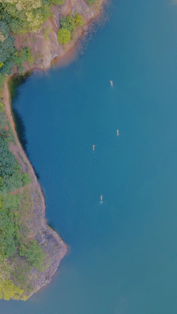 一片蓝色的水域被船只环绕