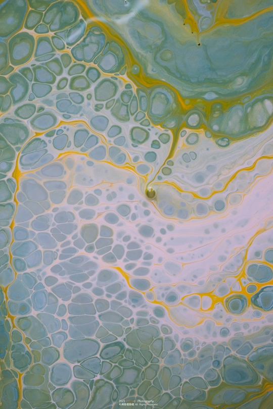 混合不同颜色和图案的肥皂泡在水中的抽象艺术