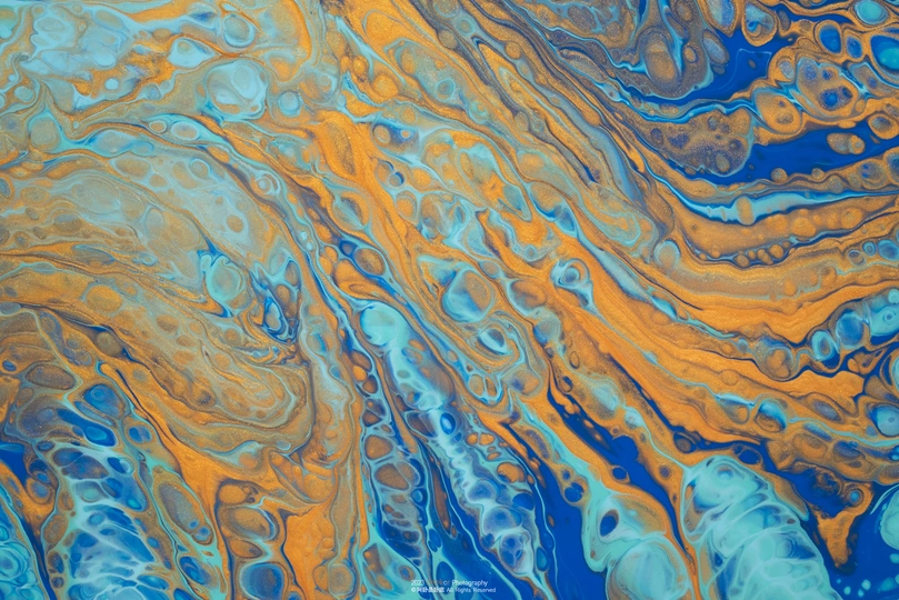 抽象图案 通过在水上混合蓝色和橙色颜料绘制而成