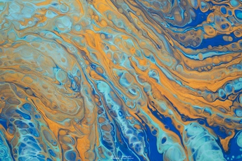 抽象图案 通过在水上混合蓝色和橙色颜料绘制而成