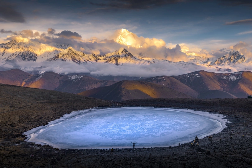 背景有山丘的湖泊