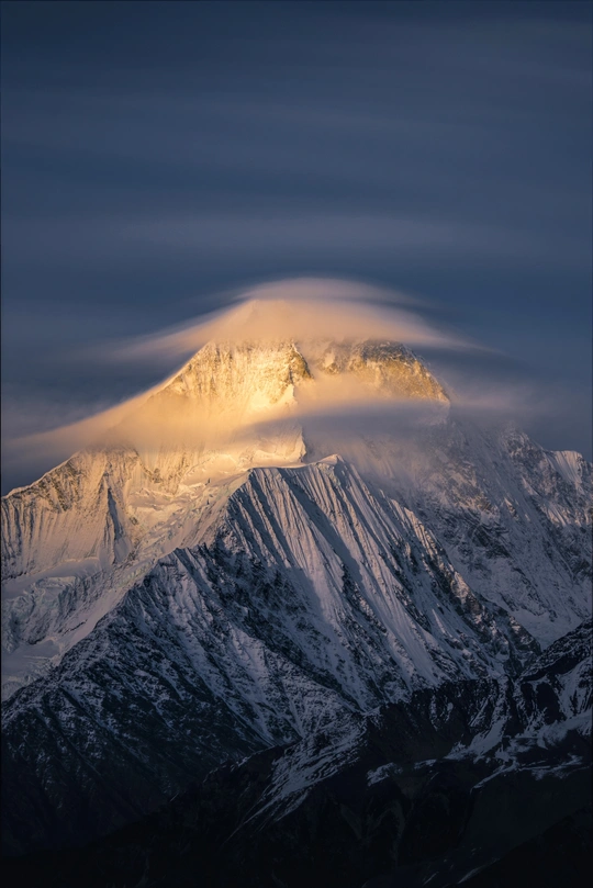夕阳照亮了山脉的雪峰