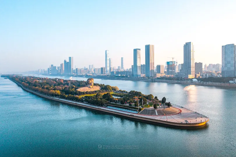 城市附近的一艘大型船