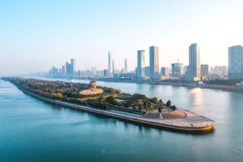 城市附近的一艘大型船