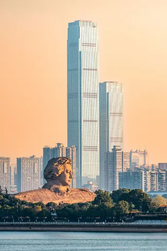 城市前方有一大片水域 周围有高大的建筑和摩天大楼。