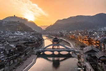 河上的城市 背景是山脉