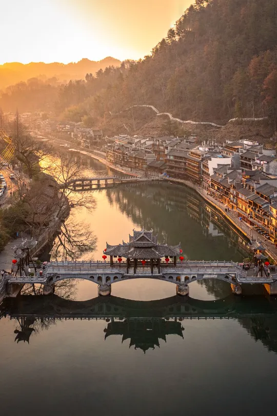 城市落日时河上的桥