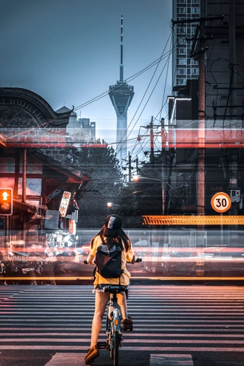 一个人在城市的街道上骑自行车