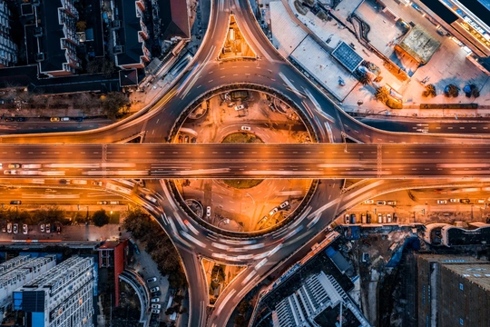 城市夜晚高速公路上的空中交通