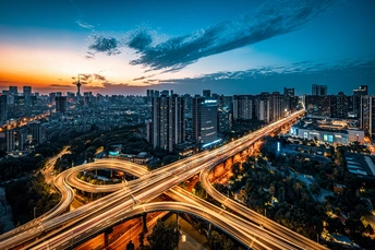 城市黄昏或日落时的景象