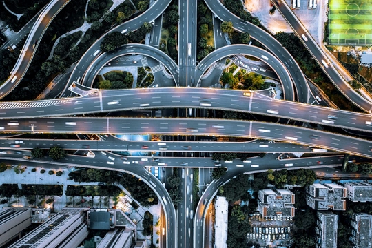 夜晚城市的空中视角 道路上交通灯量较少。